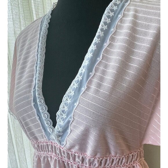 Vintage 80s night dress, pink short batwing sleeves nightgown, deep V neckline - Picture 6 of 8